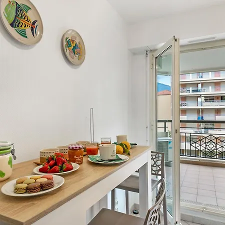 Daturas Bright With Balcony - Happy Apartment